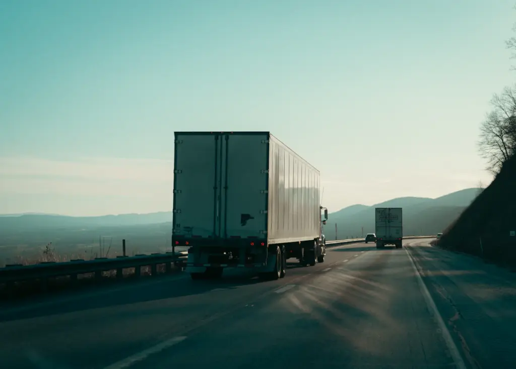 Camiones circulando por la autopista al atardecer